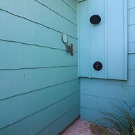 Vibrant Bungalow 2 Minutes to the Beach