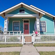 Vibrant Bungalow 2 Minutes to the Beach