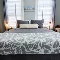 Vibrant Bungalow 2 Minutes to the Beach