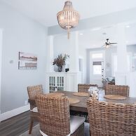 Vibrant Bungalow 2 Minutes to the Beach