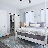 Vibrant Bungalow 2 Minutes to the Beach