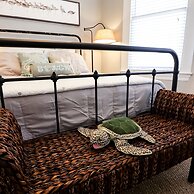 Vibrant Bungalow 2 Minutes to the Beach