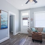 Vibrant Bungalow 2 Minutes to the Beach