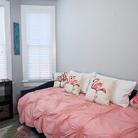 Vibrant Bungalow 2 Minutes to the Beach