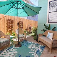 Vibrant Bungalow 2 Minutes to the Beach