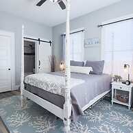 Vibrant Bungalow 2 Minutes to the Beach