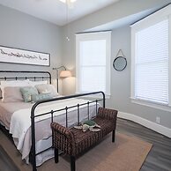 Vibrant Bungalow 2 Minutes to the Beach