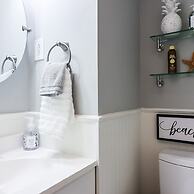 Vibrant Bungalow 2 Minutes to the Beach