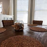 Vibrant Bungalow 2 Minutes to the Beach