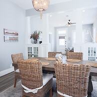 Vibrant Bungalow 2 Minutes to the Beach