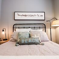 Vibrant Bungalow 2 Minutes to the Beach