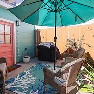 Vibrant Bungalow 2 Minutes to the Beach