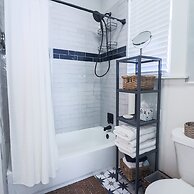 Vibrant Bungalow 2 Minutes to the Beach