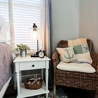 Vibrant Bungalow 2 Minutes to the Beach