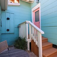 Vibrant Bungalow 2 Minutes to the Beach