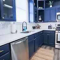 Vibrant Bungalow 2 Minutes to the Beach