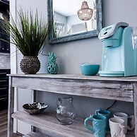 Vibrant Bungalow 2 Minutes to the Beach