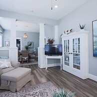 Vibrant Bungalow 2 Minutes to the Beach