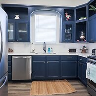 Vibrant Bungalow 2 Minutes to the Beach