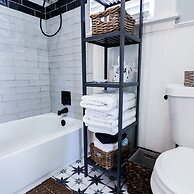 Vibrant Bungalow 2 Minutes to the Beach