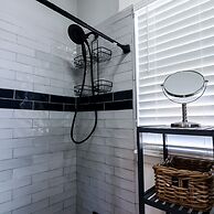 Vibrant Bungalow 2 Minutes to the Beach