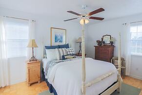 2nd Row Beach Home Ocean Views Old School Vibes - 1 min Walk to Sunny 