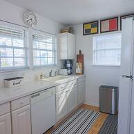 2nd Row Beach Home Ocean Views Old School Vibes - 1 min Walk to Sunny 