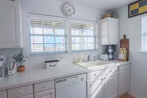 2nd Row Beach Home Ocean Views Old School Vibes - 1 min Walk to Sunny 