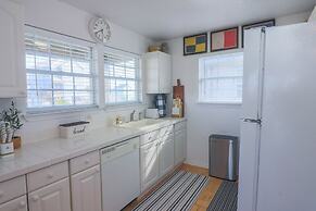 2nd Row Beach Home Ocean Views Old School Vibes - 1 min Walk to Sunny 