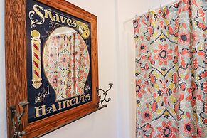 2nd Row Beach Home Ocean Views Old School Vibes - 1 min Walk to Sunny 