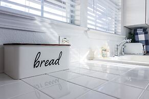 2nd Row Beach Home Ocean Views Old School Vibes - 1 min Walk to Sunny 