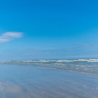 2nd Row Beach Home Ocean Views Old School Vibes - 1 min Walk to Sunny 