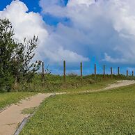 2nd Row Beach Home Ocean Views Old School Vibes - 1 min Walk to Sunny 