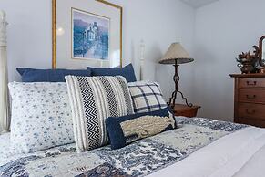 2nd Row Beach Home Ocean Views Old School Vibes - 1 min Walk to Sunny 