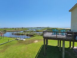 2nd Row Beach Home Ocean Views Old School Vibes - 1 min Walk to Sunny 