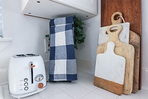 2nd Row Beach Home Ocean Views Old School Vibes - 1 min Walk to Sunny 