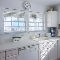 2nd Row Beach Home Ocean Views Old School Vibes - 1 min Walk to Sunny 