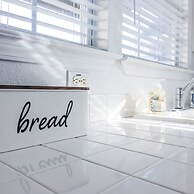 2nd Row Beach Home Ocean Views Old School Vibes - 1 min Walk to Sunny 