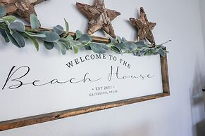 2nd Row Beach Home Ocean Views Old School Vibes - 1 min Walk to Sunny 