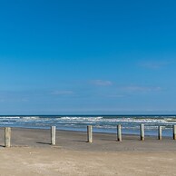 2nd Row Beach Home Ocean Views Old School Vibes - 1 min Walk to Sunny 