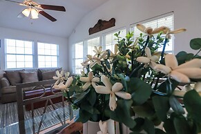 2nd Row Beach Home Ocean Views Old School Vibes - 1 min Walk to Sunny 