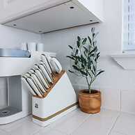 2nd Row Beach Home Ocean Views Old School Vibes - 1 min Walk to Sunny 