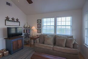 2nd Row Beach Home Ocean Views Old School Vibes - 1 min Walk to Sunny 