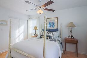 2nd Row Beach Home Ocean Views Old School Vibes - 1 min Walk to Sunny 