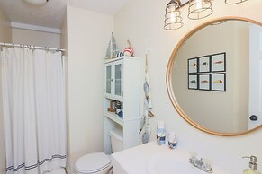 2nd Row Beach Home Ocean Views Old School Vibes - 1 min Walk to Sunny 