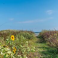 2nd Row Beach Home Ocean Views Old School Vibes - 1 min Walk to Sunny 
