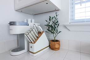 2nd Row Beach Home Ocean Views Old School Vibes - 1 min Walk to Sunny 