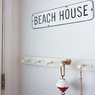 2nd Row Beach Home Ocean Views Old School Vibes - 1 min Walk to Sunny 