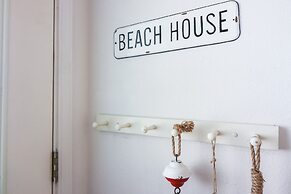 2nd Row Beach Home Ocean Views Old School Vibes - 1 min Walk to Sunny 