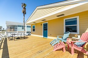 Sunny Daze Walk to Beach 2 Decks Pet Friendly Has a Mini Bar